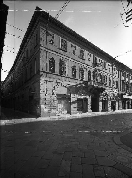 Pavia - Corso Strada Nuova 63 - Palazzo Garrone Carbonara - negozi - vetrine