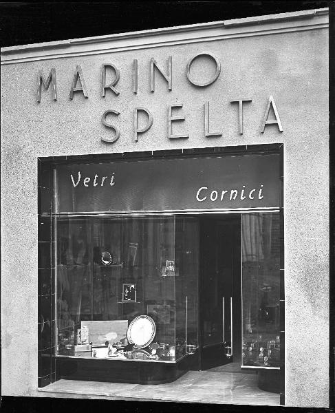 Pavia - Piazza del Duomo - negozio - Ditta Marino Spelta - Vetri e Cornici - vetrine