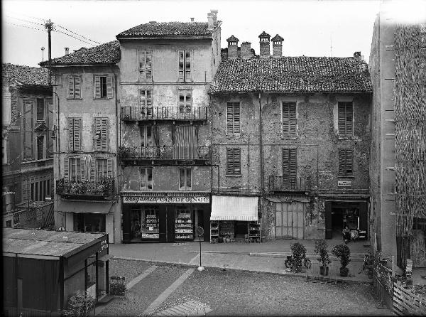 Pavia - Piazza della Vittoria (già Piazza Grande) - negozi - tessuti Ventura, drogheria Cesare Noè, negozio di casalinghi, negozio in affitto, bar