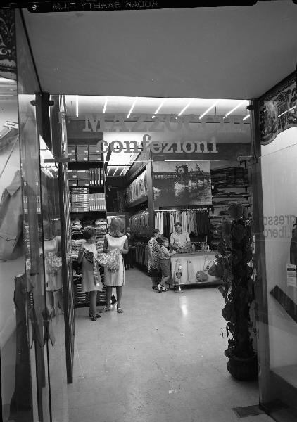 Pavia - Corso Cavour 9 - negozio - Mazzocchi - porta d'ingresso