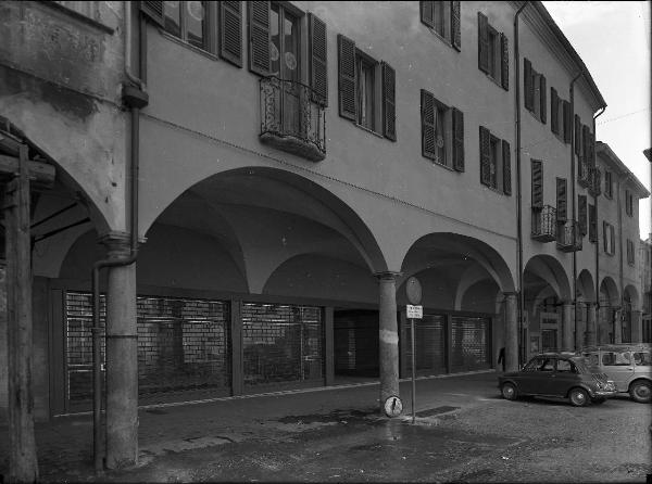 Pavia - piazza Cavagneria - fronte sud - negozi