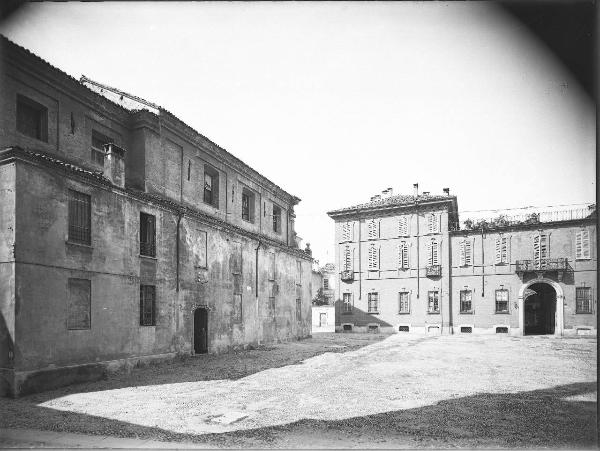 Pavia - Piazza del Carmine - chiesa della Santissima Trinità e palazzo Langosco Orlandi - esterno