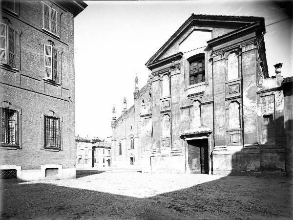 Pavia - Piazza del Carmine - chiesa della Santissima Trinità - facciata