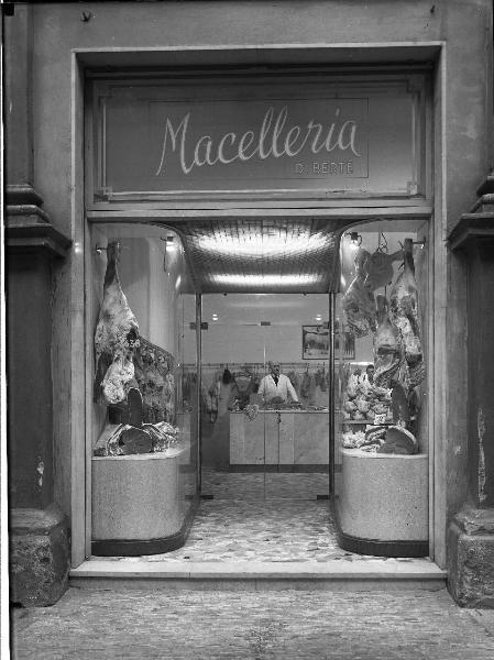 Pavia - Via Beccaria, 6 - negozio - Macelleria D. Bertè - vetrine