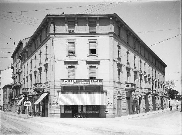 Pavia - Via Alessandro Guidi 2/4, Corso Manzoni - palazzo - negozio - esterno