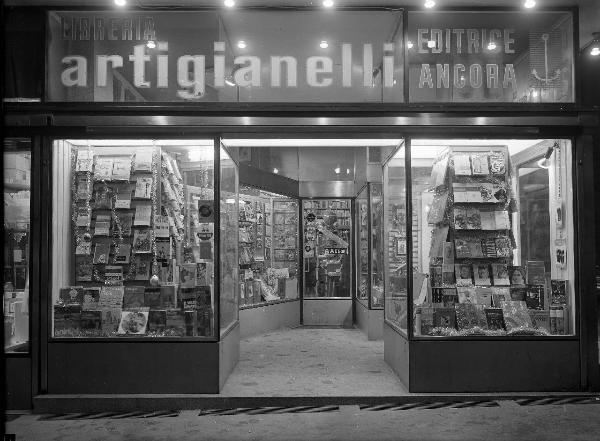 Pavia - Corso Cavour - negozio - Libreria Artigianelli - vetrina
