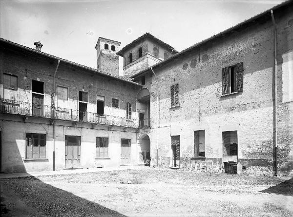 Pavia - Piazza Borromeo - Palazzo - poi Istituto Santa Margherita - cortile