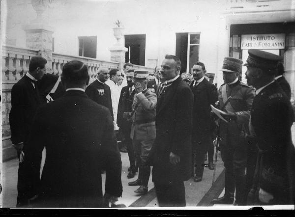 Pavia - Piazza Borromeo - Istituto per le malattie polmonari "Carlo Forlanini" - esterno - visita di re Vittorio Emanuele III