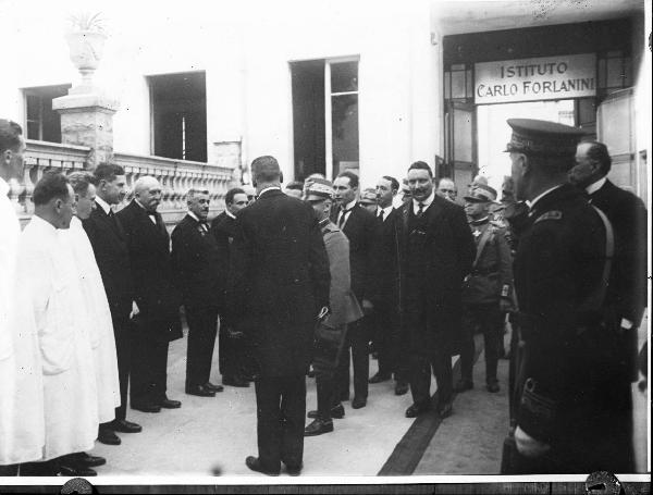 Pavia - Piazza Borromeo - Istituto per le malattie polmonari "Carlo Forlanini" - esterno - visita di re Vittorio Emanuele III