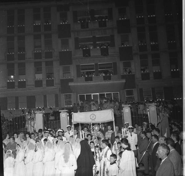 Pavia - Via Parco Vecchio 27 - Casa di Cura Città di Pavia - edificio - processione