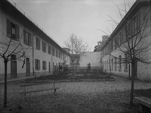 Pavia - Piazza Borromeo - Istituto Santa Margherita - cortile