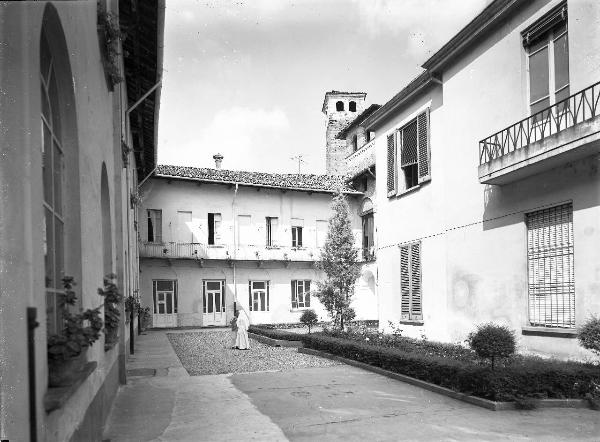 Pavia - Piazza Borromeo - Istituto Santa Margherita - cortile