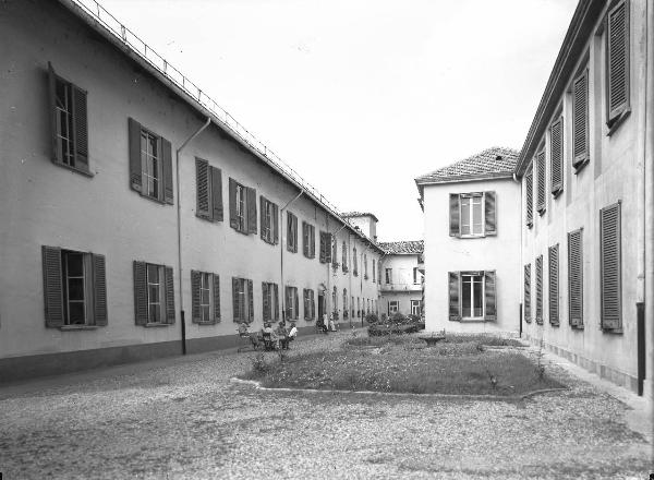 Pavia - Piazza Borromeo - Istituto Santa Margherita - cortile