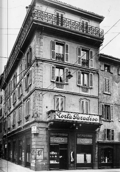 Pavia - corso Strada Nuova (già corso Vittorio Emanuele) - vecchio palazzo Demetrio - vetrine caffè omonimo