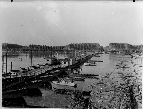 Pieve Porto Morone (Pv) - vecchio ponte di barche - corso d'acqua