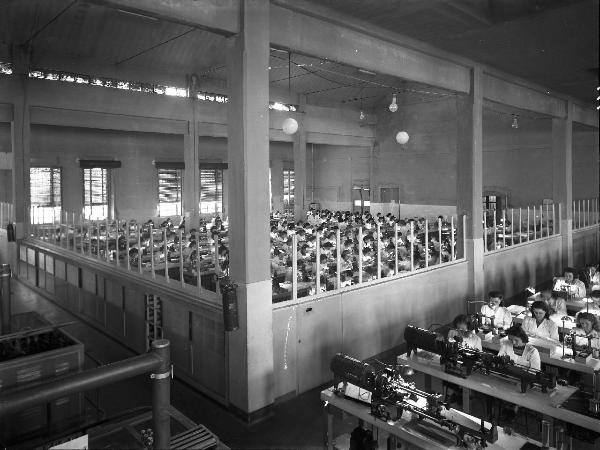 Pavia - piazza Dante - Fivre (Fabbrica Italiana Valvole Radio Elettriche) - Salone di montaggio e preparazione griglie