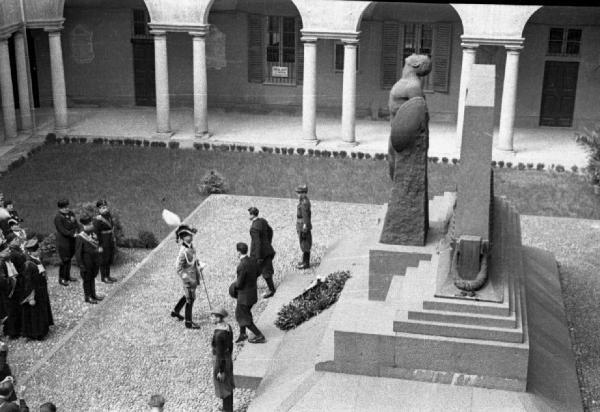 Pavia - corso Vittorio Emanuele (Strada Nuova) - Università - Cortile dei Caduti - visita principe Umberto II di Savoia