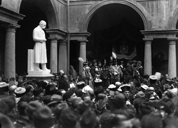 Pavia - corso Vittorio Emanuele (Strada Nuova) - Università - Cortile delle Statue - visita principe Umberto II di Savoia