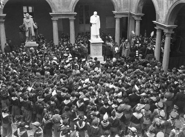 Pavia - corso Vittorio Emanuele (Strada Nuova) - Università - Cortile delle Statue - visita principe Umberto II di Savoia