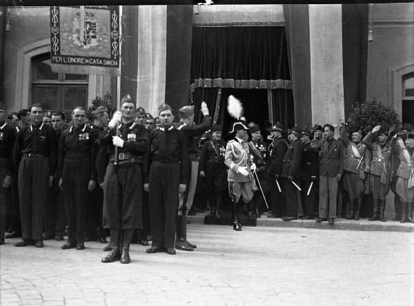 Pavia - piazza Stazione - visita principe Umberto II di Savoia - granatieri