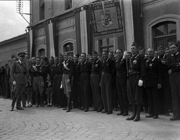 Pavia - piazza Stazione - visita principe Umberto II di Savoia - camicie nere