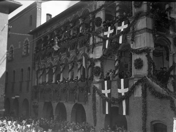 Pavia - piazza Grande (della Vittoria) - Broletto - visita principe Umberto II di Savoia