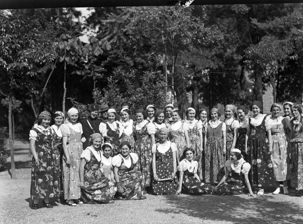 Pavia - Castello Visconteo - giardini - visita principe Umberto II di Savoia - ragazze in costume