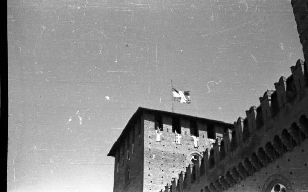 Pavia - Castello Visconteo - mostra Tranquillo Cremona - visita del principe Umberto II di Savoia e di Maria Josè del Belgio - torre