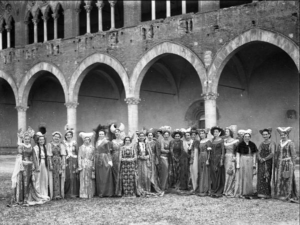 Pavia - Castello Visconteo - mostra Tranquillo Cremona - dame