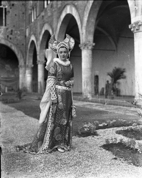 Pavia - Castello Visconteo - mostra Tranquillo Cremona - dama