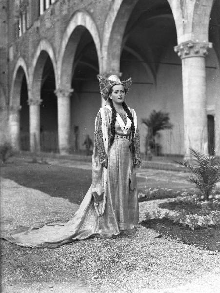 Pavia - Castello Visconteo - mostra Tranquillo Cremona - dama