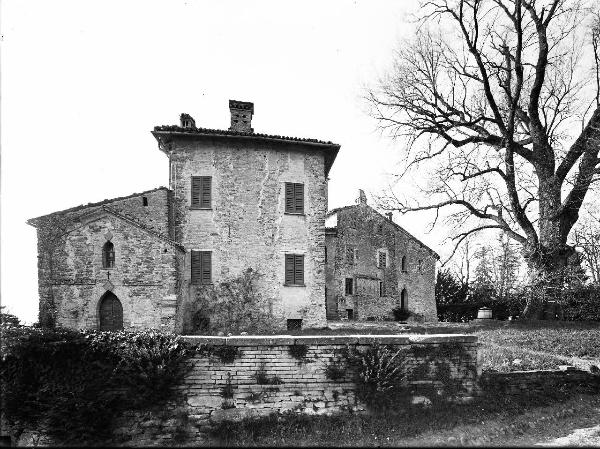 Zavattarello (Pv), frazione Pometo sul Colle - Castello - Esterni