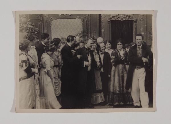 Set cinematografico di "Massinelli in Vacanza" di Luca Comerio (1915) - Edoardo Ferravilla, attore, nel ruolo di "Massinelli", in scena con altri attori