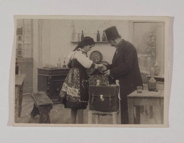 Set cinematografico di "Tecoppa & C." di Luca Comerio (1914) - Edoardo Ferravilla, attore, nel ruolo di "Tecoppa", in scena con Maria Ferravilla, attrice - Osteria