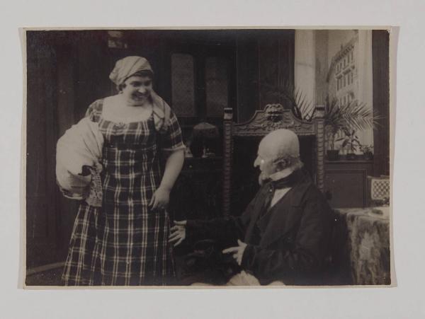 Set cinematografico di "El Duell del Sur Panera" di Luca Comerio (1914) - Edoardo Ferravilla, attore, nel ruolo di "Sur Panera", in scena con Ines Imbimbo, attrice - Interno