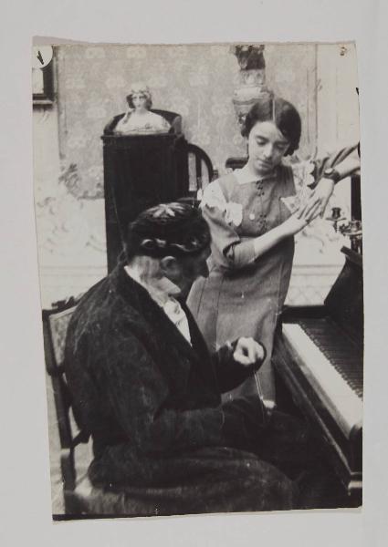 Set cinematografico di "Scena musicale a soggetto" di Luca Comerio (1914) - Edoardo Ferravilla, attore, nel ruolo del Vecchio, in scena al pianoforte con Maria Ferravilla, attrice, nel ruolo di Gigia