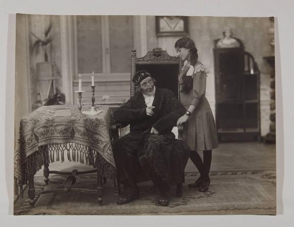 Set cinematografico di "Scena musicale a soggetto" di Luca Comerio (1914) - Edoardo Ferravilla, attore, nel ruolo del Vecchio, in scena con Maria Ferravilla, attrice, nel ruolo di Gigia