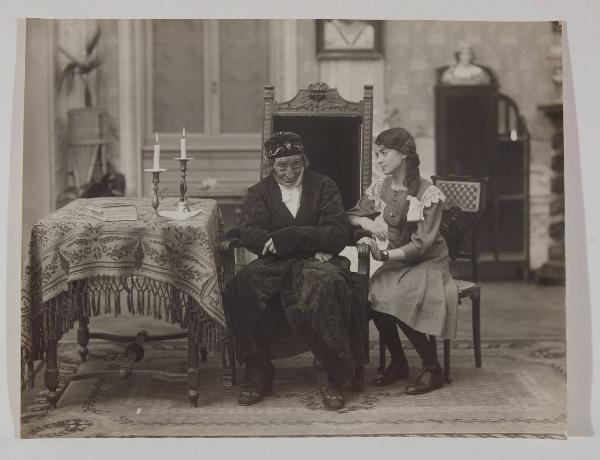 Set cinematografico di "Scena musicale a soggetto" di Luca Comerio (1914) - Edoardo Ferravilla, attore, nel ruolo del Vecchio, in scena con Maria Ferravilla, attrice, nel ruolo di Gigia