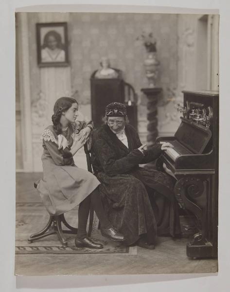 Set cinematografico di "Scena musicale a soggetto" di Luca Comerio (1914) - Edoardo Ferravilla, attore, nel ruolo del Vecchio, in scena al pianoforte con Maria Ferravilla, attrice, nel ruolo di Gigia