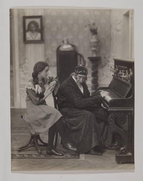 Set cinematografico di "Scena musicale a soggetto" di Luca Comerio (1914) - Edoardo Ferravilla, attore, nel ruolo del Vecchio, in scena al pianoforte con Maria Ferravilla, attrice, nel ruolo di Gigia