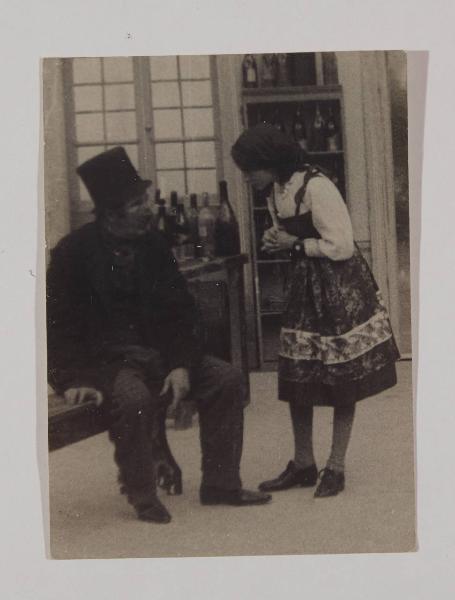 Set cinematografico di "Tecoppa & C." di Luca Comerio (1914) - Edoardo Ferravilla, attore, nel ruolo di "Tecoppa", in scena con Maria Ferravilla, attrice - Osteria