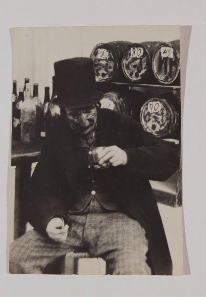 Set cinematografico di "Tecoppa & C." di Luca Comerio (1914) - Edoardo Ferravilla, attore, nel ruolo di "Tecoppa", in scena con bicchiere di vino in mano - Osteria