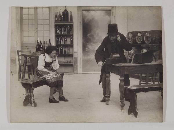 Set cinematografico di "Tecoppa & C." di Luca Comerio (1914) - Edoardo Ferravilla, attore, nel ruolo di "Tecoppa", in scena con Maria Ferravilla, attrice - Osteria