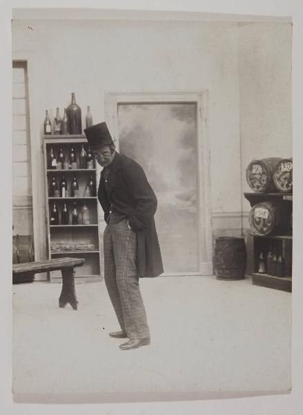 Set cinematografico di "Tecoppa & C." di Luca Comerio (1914) - Edoardo Ferravilla, attore, nel ruolo di "Tecoppa", in scena - Osteria