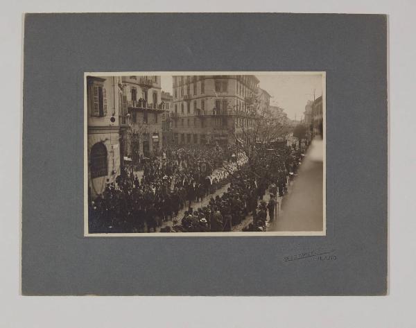 Funerali di Edoardo Ferravilla - Milano - Viale Carducci, angolo corso Magenta - Corteo funebre