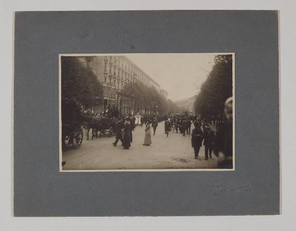 Funerali di Edoardo Ferravilla, attore - Milano - Via Pietro Paleocapa - Corteo funebre