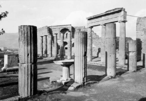 Sito archeologico - Pompei - Resti di un tempio - Colonne