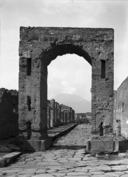 Sito archeologico - Pompei - Arco di Caligola e via di Mercurio