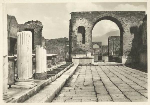 Sito archeologico - Pompei - Arco di Nerone