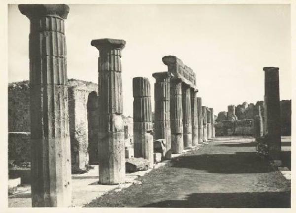 Sito archeologico - Pompei - Foro Civile - Colonnato e portico